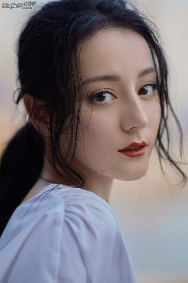 迪丽热巴穿白裤大脚板踩透明细跟凉拖(5/11)