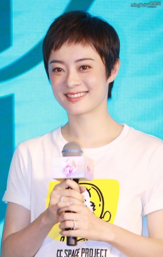 短发娘娘孙俪穿卡通T恤 双腿匀称修长(3/3)