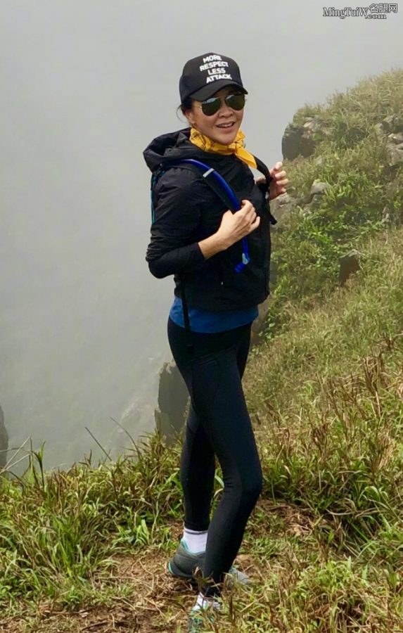 刘嘉玲登山穿弹力紧身裤显健美长腿(5/21)