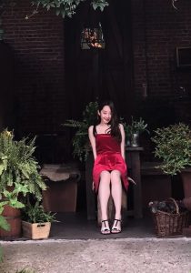 蒋梦婕穿吊带红裙手机拍美照