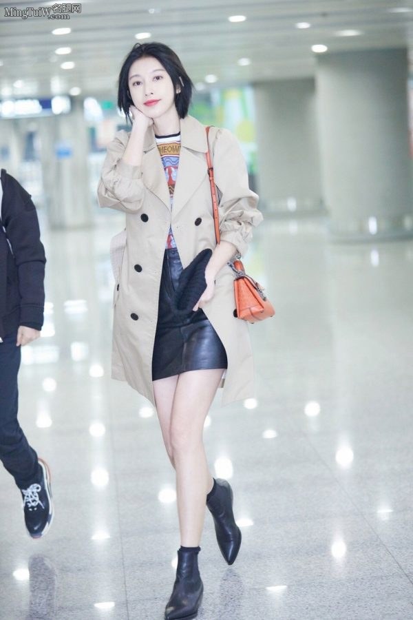 好身材女明星张俪亮相机场秀美腿(1/6)