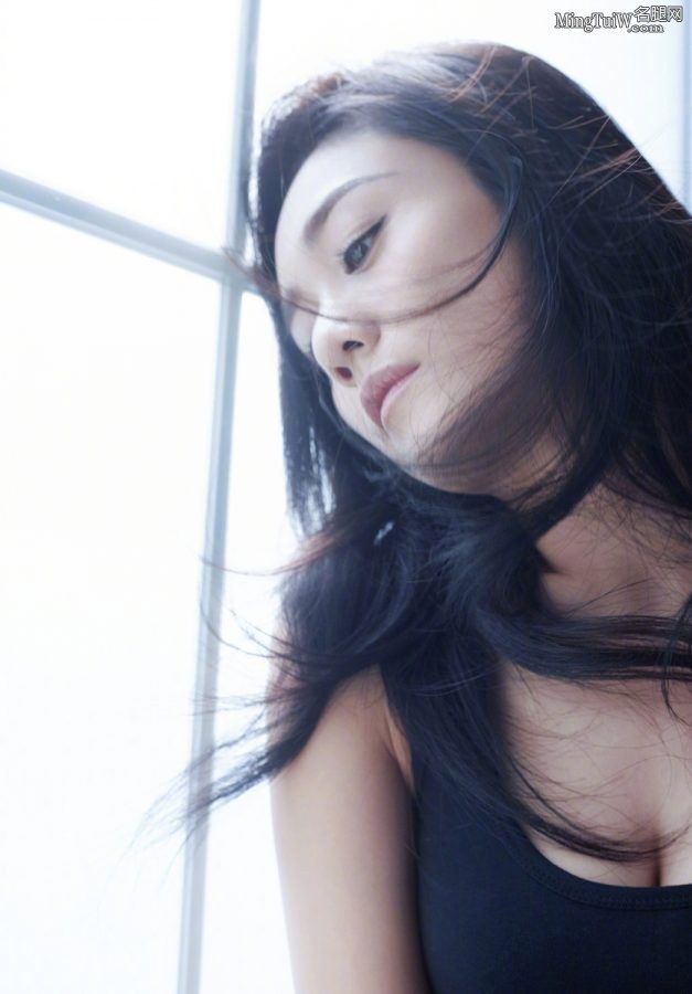 刘芸低胸吊带背心牛仔裤 脚上这双红色细跟恨天高真性感(4/5)