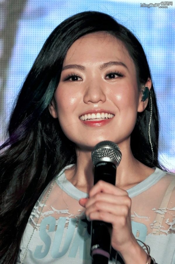 祖籍中国山东省的女歌手孙盛希牛仔热裤大腿修长(9/20)