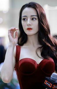 迪丽小热巴身穿低胸紧身裙这身材太好了