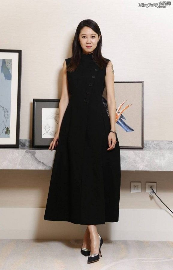 韩国美女孔孝真修长穿尖头高跟夹腿坐姿写真(7/8)