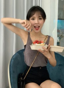 萌妹子张予曦长腿生活照