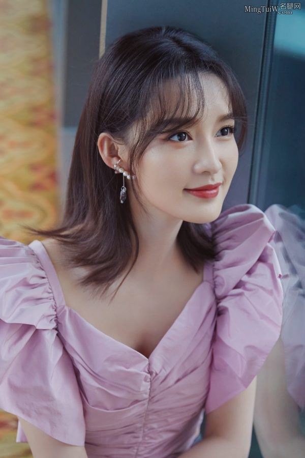 女明星李沁这双腿手感一定超滑溜(2/4)