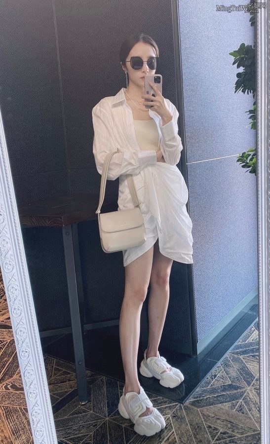 胡冰卿在镜子前自拍裙子开叉正到好处(1/2)
