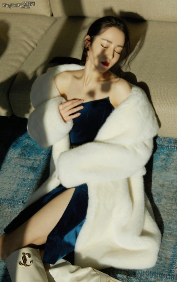 Dilraba wears a slim slit skirt and Jimmy Choo over-the-knee boots to show off her elegant and sexy temperament(7/12)