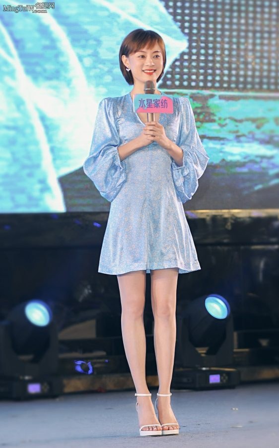 孙俪终于买了双新鞋 玉腿美足代言水星家纺(2/8)