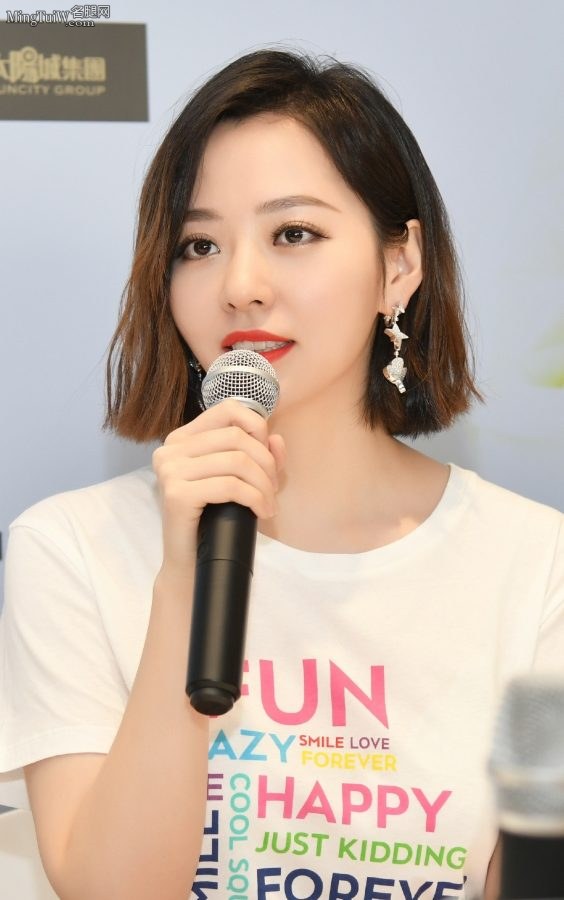 张靓颖在桌子后面跷二郎腿换个角度去拍她(1/2)