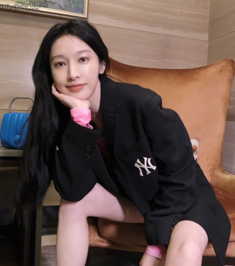 张俪身穿黑色西装两条长腿性感迷人(2/9)