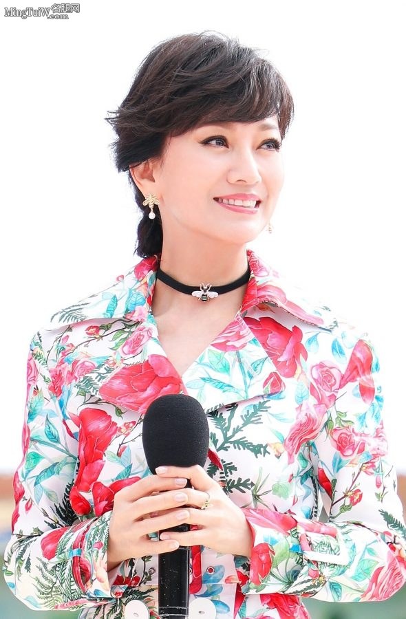 香气喷喷的美熟赵雅芝脚穿防水台高跟鞋艳惊四座(4/6)