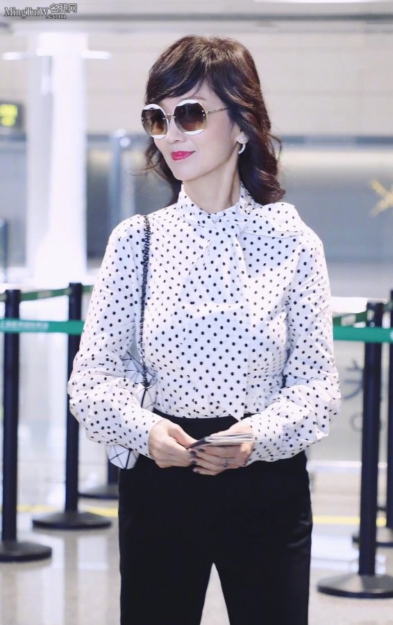Elegant actress Zhao Yazhi wears trousers and stiletto heels at the airport(2/2)