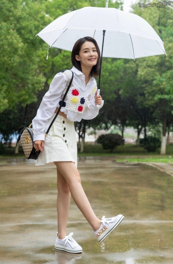 李沁雨中撑伞玉腿纤细想对她表白（第1张/共4张）
