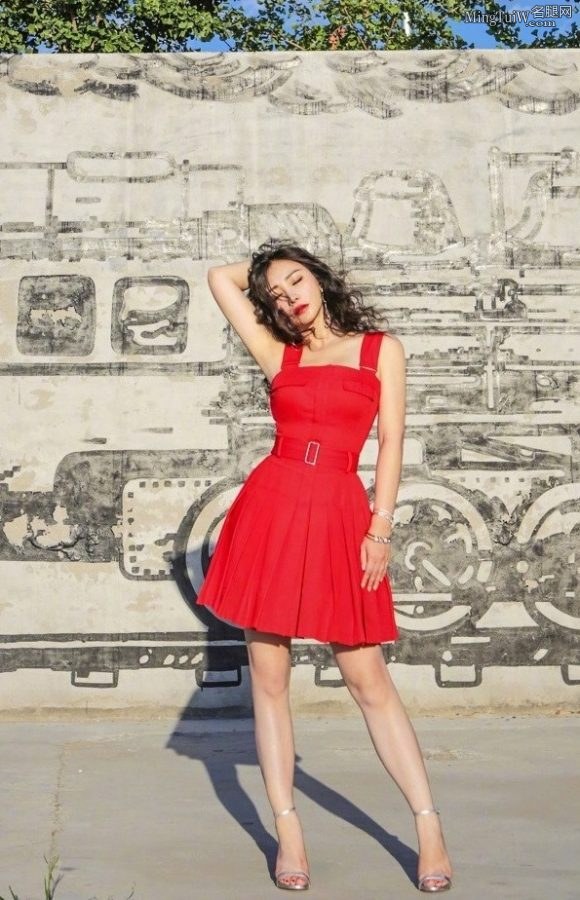 Liu Yan wears a little red skirt to show off her sexy legs(1/4)