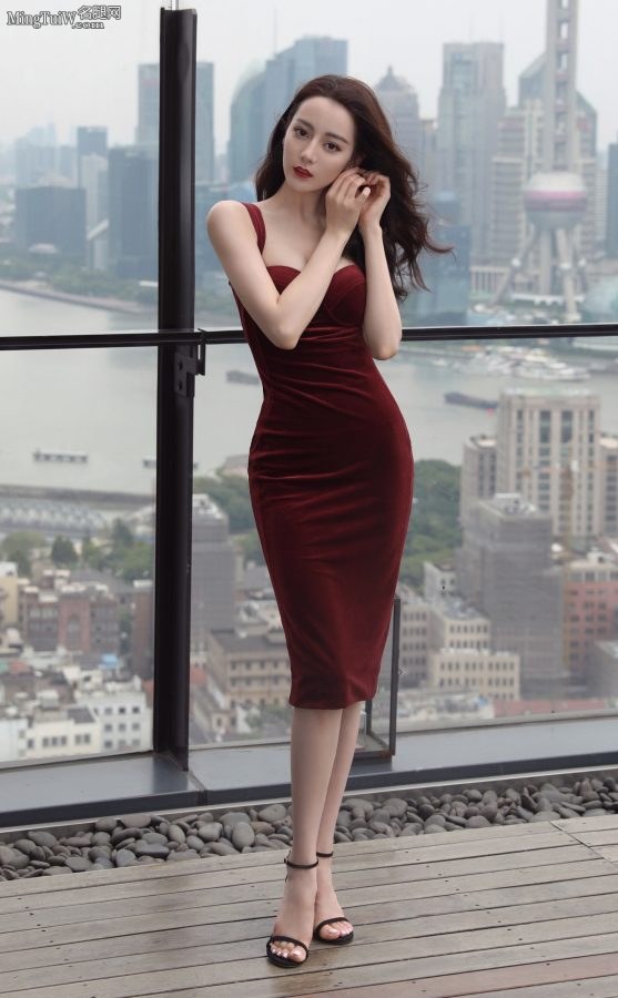 迪丽小热巴身穿低胸紧身裙这身材太好了(1/22)