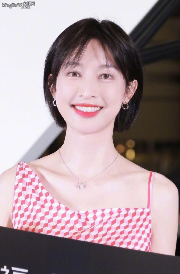 33岁张俪短发清新造型美足踩凉高跟鞋(2/2)