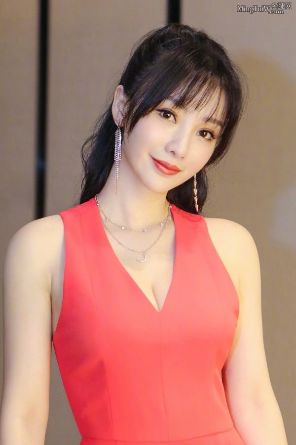 柳岩前凸后撅脚踩驴蹄鱼嘴高跟(5/5)