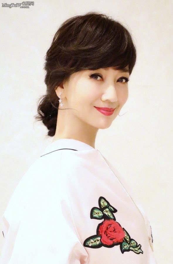 不老女神赵雅芝穿开叉裙露出光滑的玉腿(2/3)