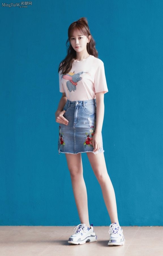 甜美妹子海陆笔直美腿扮相可爱(1/4)
