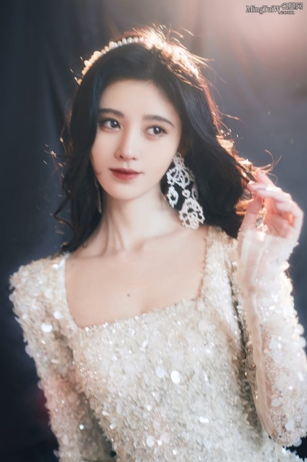 长发美女鞠婧祎低胸秀沟气息芬芳(5/7)