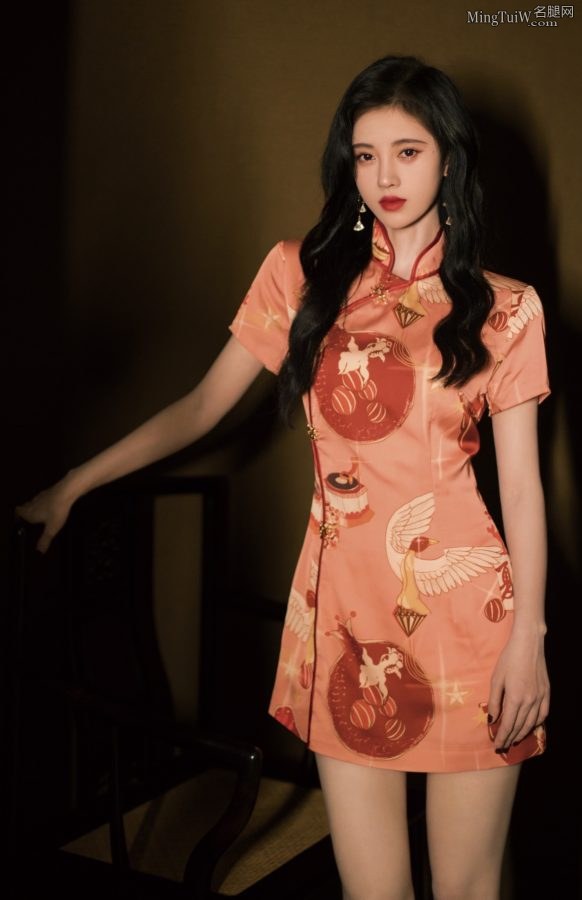鞠婧祎短超短旗袍代言七度空间卫生巾(2/11)