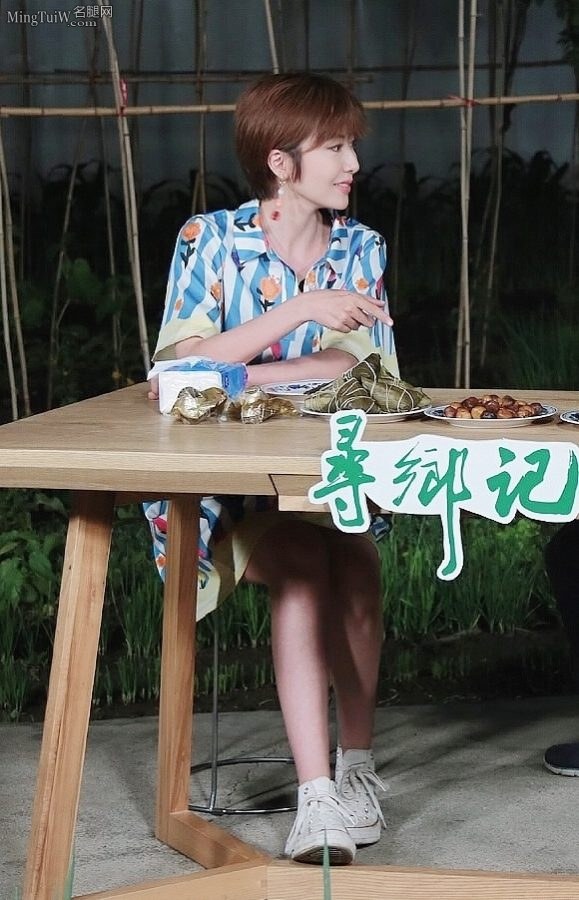 紫檀穿小白鞋去乡下干农活这小嫩腿太可以了(5/5)