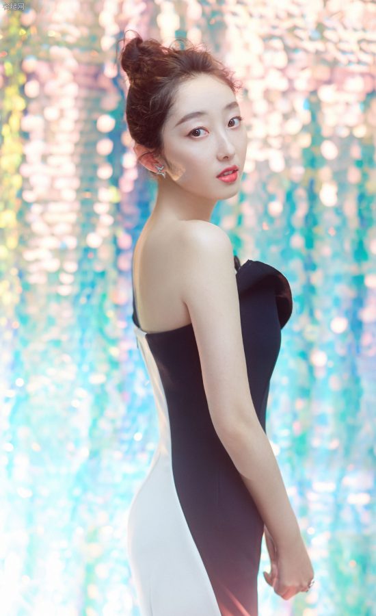 蒋梦婕玉脚穿性感高跟鞋脚指头涂红色指甲油(8/8)