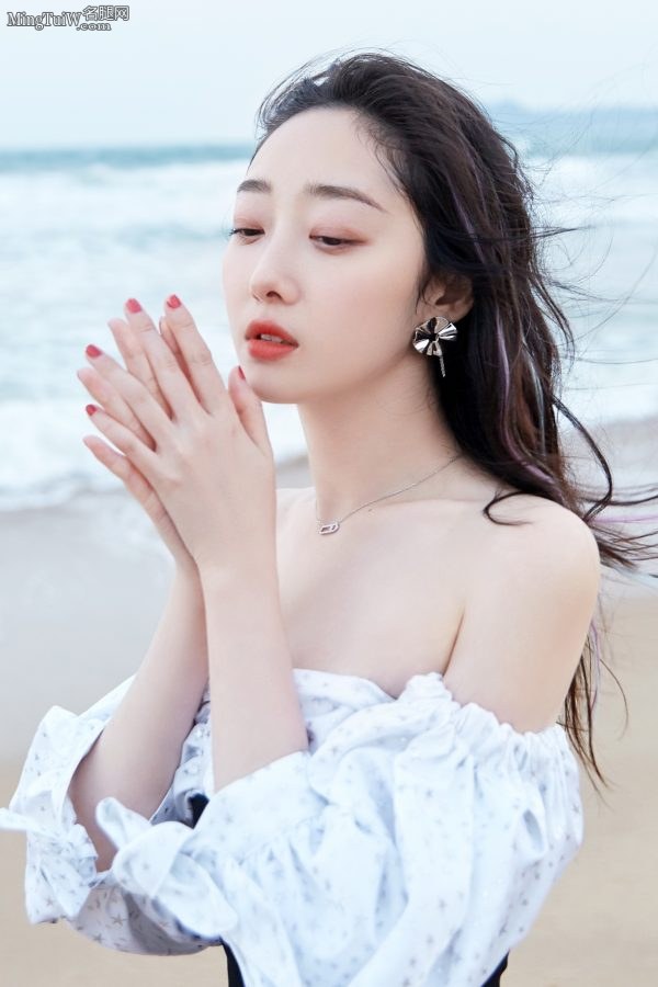 清纯+性感蒋梦婕穿低胸裙秀沟(3/6)