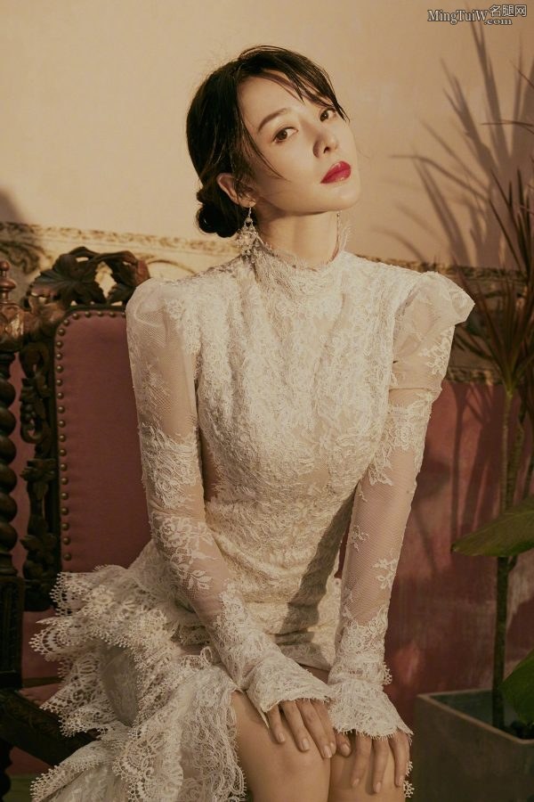 Liu Yan's body shape when sitting with her legs crossed is really a standard S shape(4/5)
