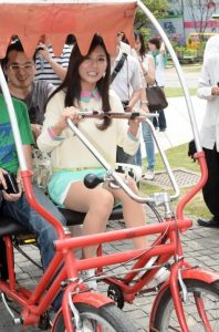 豆花妹蔡黄汝踩人力车抬起肉丝腿