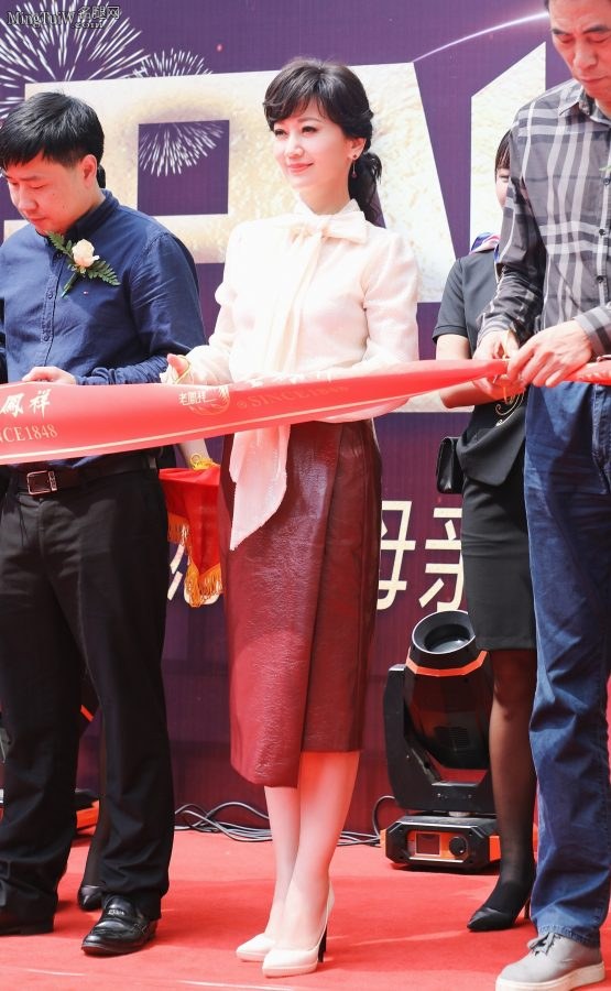 极具女人味的女明星赵雅芝的丝袜高跟(2/4)