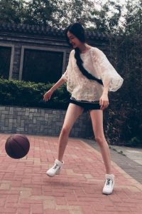 篮球美少女康可人 手机拍她的细白腿