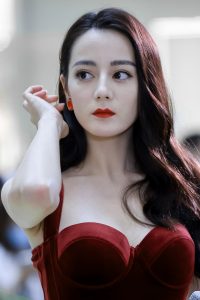迪丽小热巴身穿低胸紧身裙这身材太好了