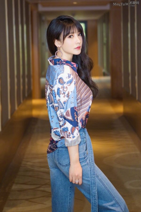 柳岩穿紧身牛仔裤暴露紧致臀部曲线(1/3)