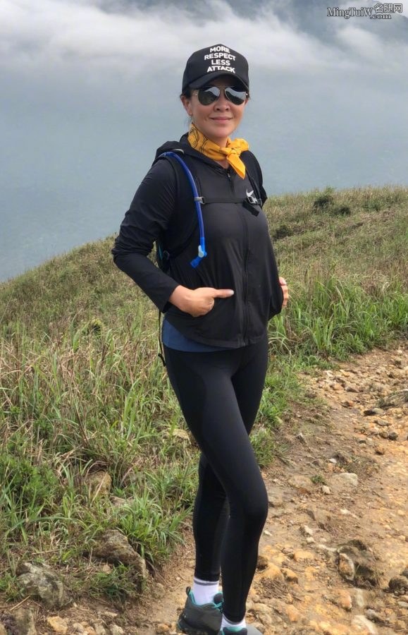刘嘉玲登山穿弹力紧身裤显健美长腿(2/21)