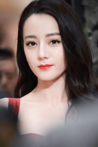 迪丽小热巴身穿低胸紧身裙这身材太好了