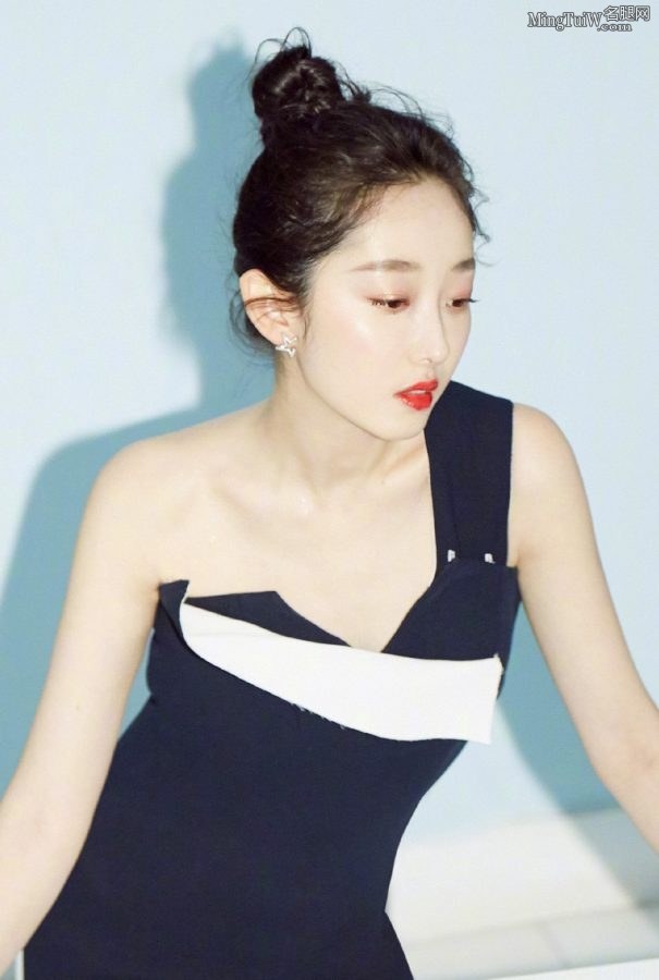 蒋梦婕玉脚穿性感高跟鞋脚指头涂红色指甲油(4/8)