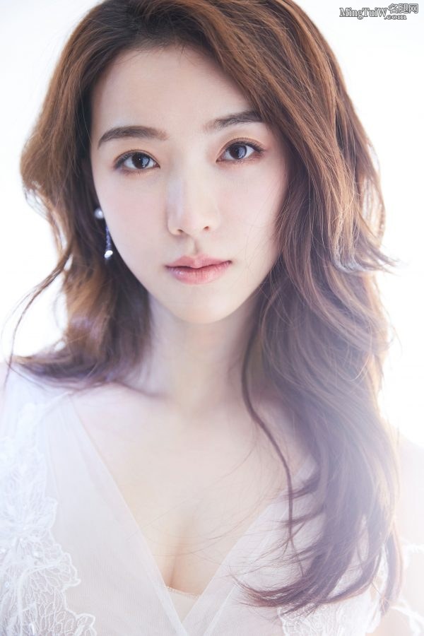 女明星宁心一袭羽毛低胸长裙展露玉背美沟(1/6)