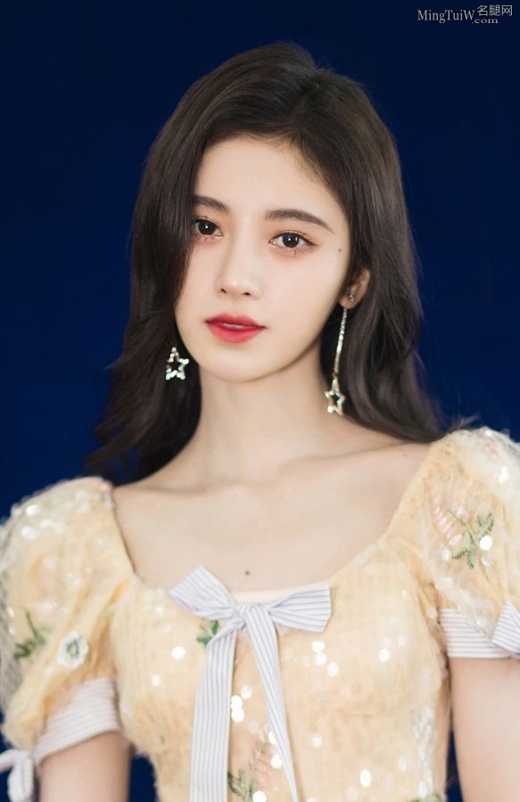 超美妹子鞠婧祎录制快本美腿细长(5/5)