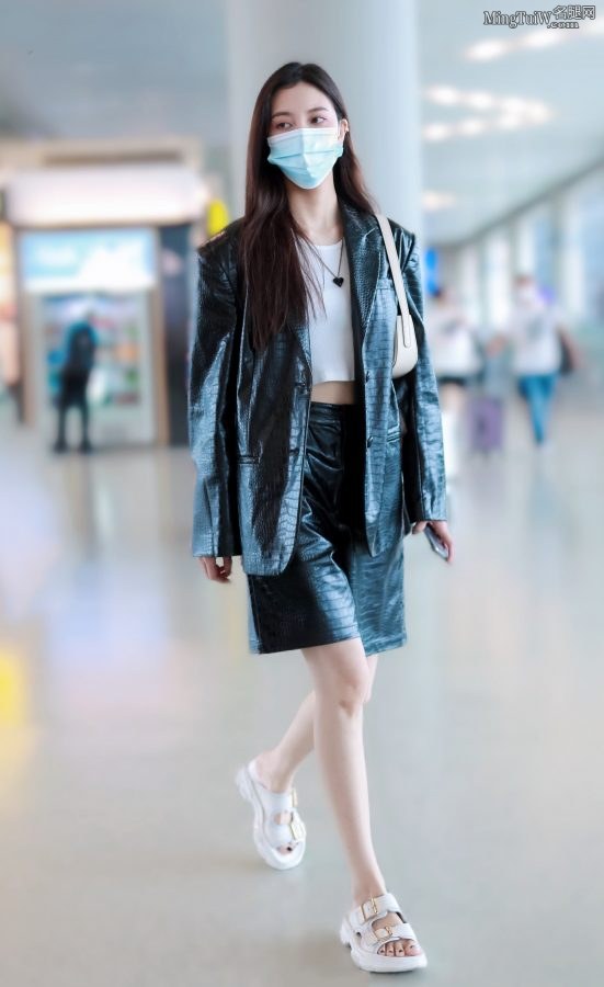 宋妍霏戴口罩外出玉腿纤纤脚穿厚底凉鞋(1/2)