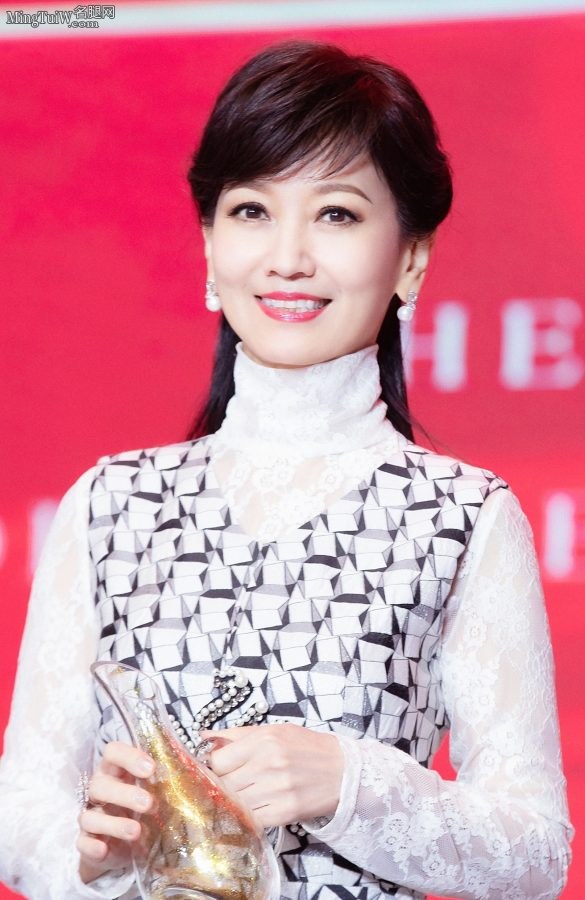 60多岁美女赵雅芝踩白色高跟美丽动人(3/3)