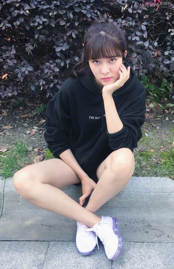 宋妍霏盘腿坐姿小合集(1/8)