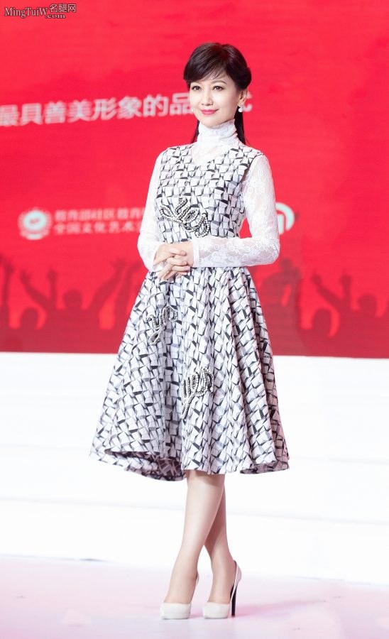 60多岁美女赵雅芝踩白色高跟美丽动人(1/3)