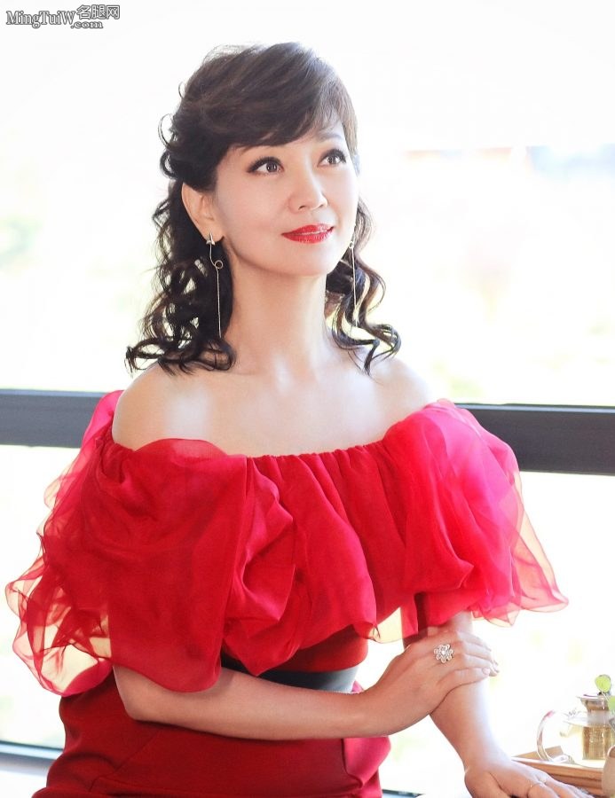 精致优雅的韵味美人赵雅芝一些长裙露美肩(3/3)