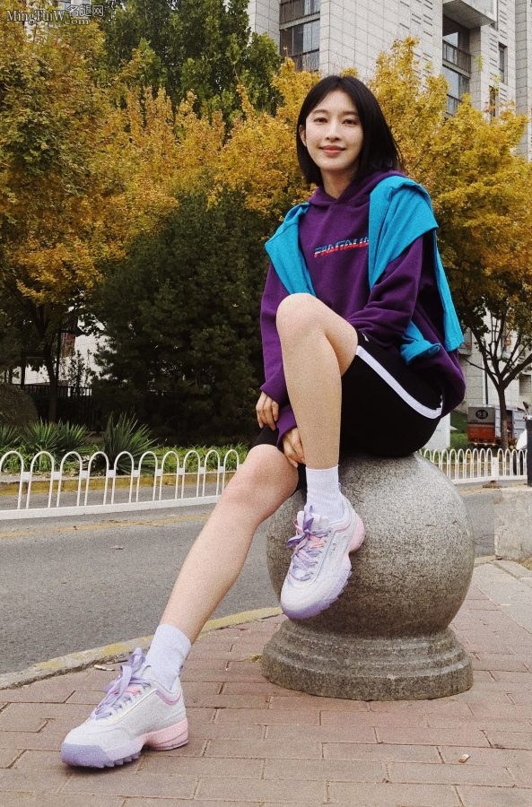 Zhang Liren is exercising in a sports outfit with beautiful long legs(3/5)