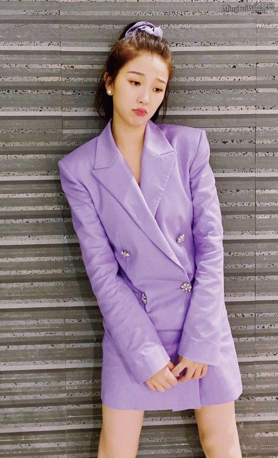 美女宝贝虞书欣美腿纤细夹腿坐姿(2/3)
