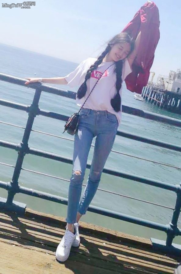 康可人紧身牛仔裤长腿图两张(2/2)