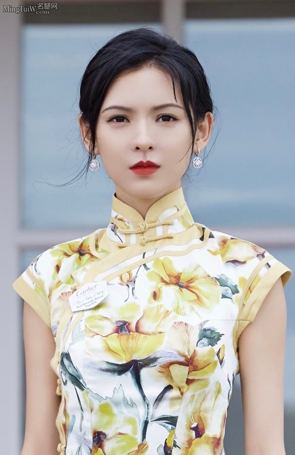 张予曦身穿高开叉旗袍露出美腿演绎古典东方气韵(6/8)